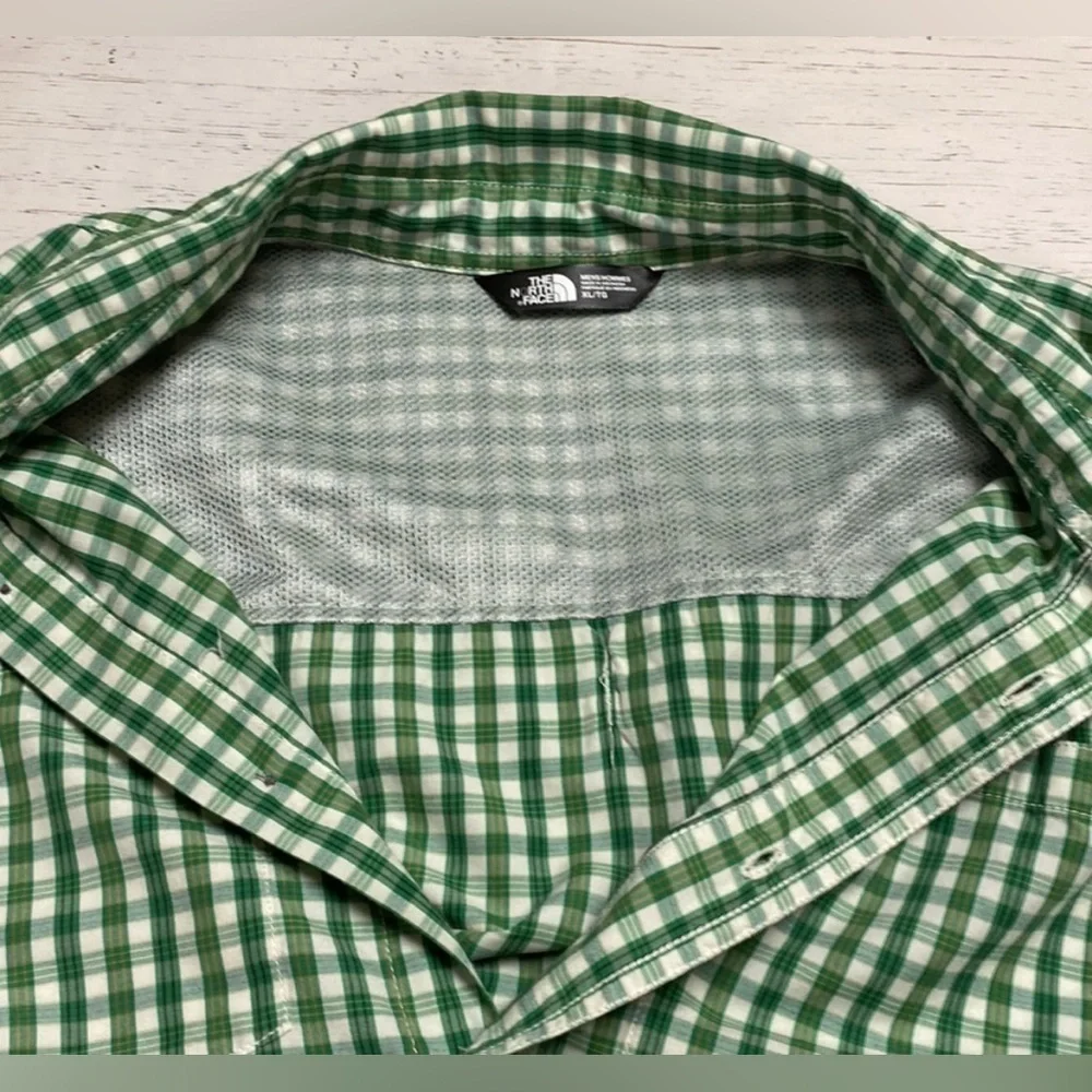 The North Face men’s  Vented Plaid Button Down Shirt size med